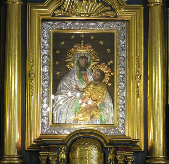 Obraz Matki Bożej Szkaplerznej z przełomu XVII i XVIII wieku. Obraz Matki Bożej Szkaplerznej z przełomu XVII i XVIII wieku.