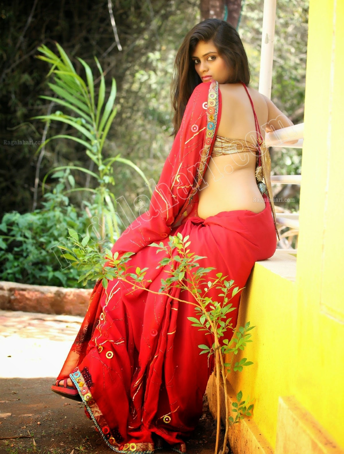 Sheetal Sidge Spicy Saree Sleeveless Blouse Super Hot Naked Back Hot4sure