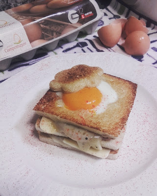 Sanwich con huevo, lomo y queso.