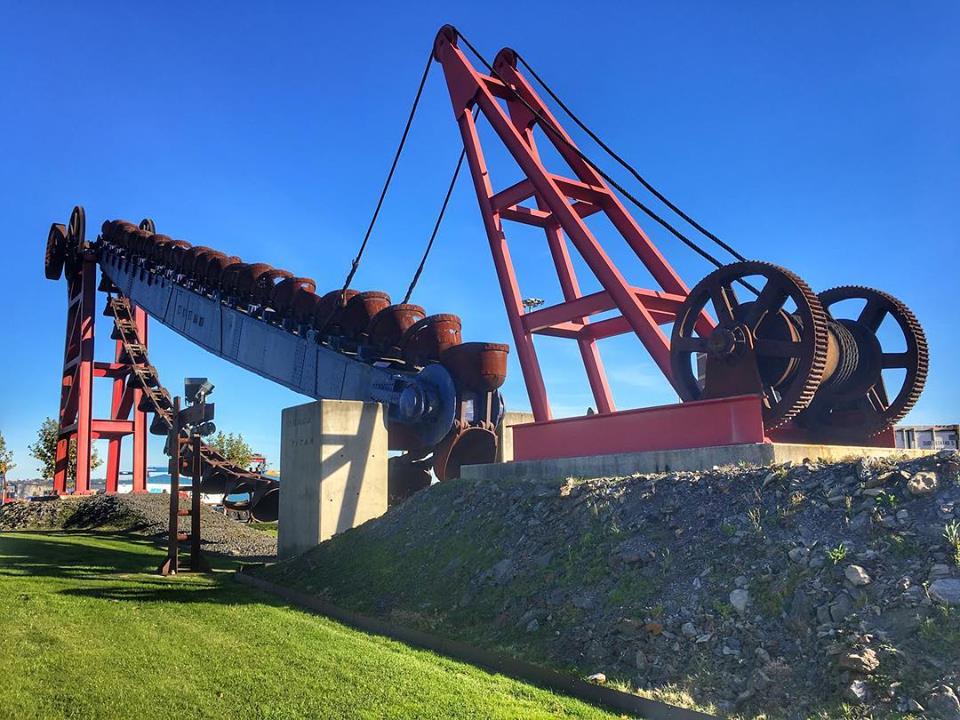 Marketing, tecnología y vida Cangilones de la Draga Titán en el Puerto