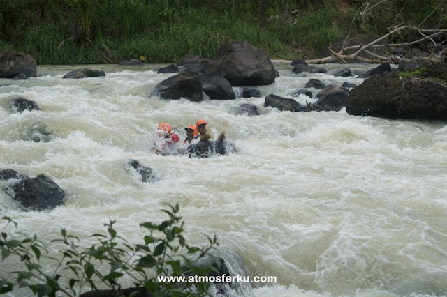 Melewati 3 Jeram Ekstrim dan Loncat dari Ketinggian 6 Meter, Sensasi Bedegolan River Tubing