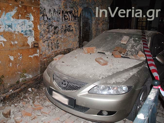 Βέροια: Σκεπή εγκαταλελειμμένου σπιτιού πλάκωσε αυτοκίνητο (φώτο)
