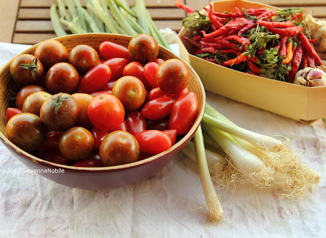 Tris di insalate: caprese con varietà di pomodori, misto di frutta e verdua con ribes e prosciutto crudo, insalata mista