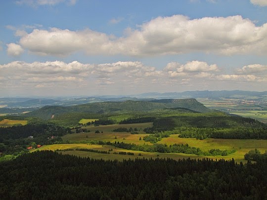 Broumowskie Ściany (czes. Broumovské stěny, niem. Falkengebirge) ze Szczelińca Wielkiego. Broumowskie Ściany (czes. Broumovské stěny, niem. Falkengebirge) ze Szczelińca Wielkiego.