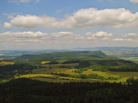 Broumowskie Ściany (czes. Broumovské stěny, niem. Falkengebirge) ze Szczelińca Wielkiego.