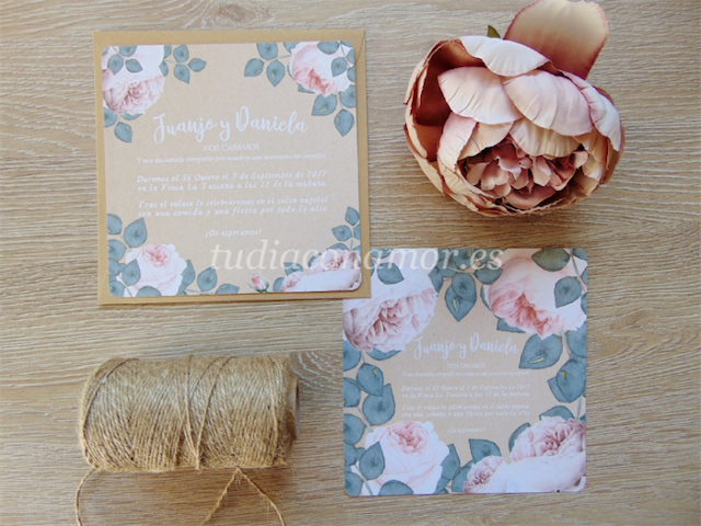 Invitaciones románticas de estilo vintage Invitaciones de boda de estilo vintage con flores sobre fondo kraft que le confieren un toque muy romántico