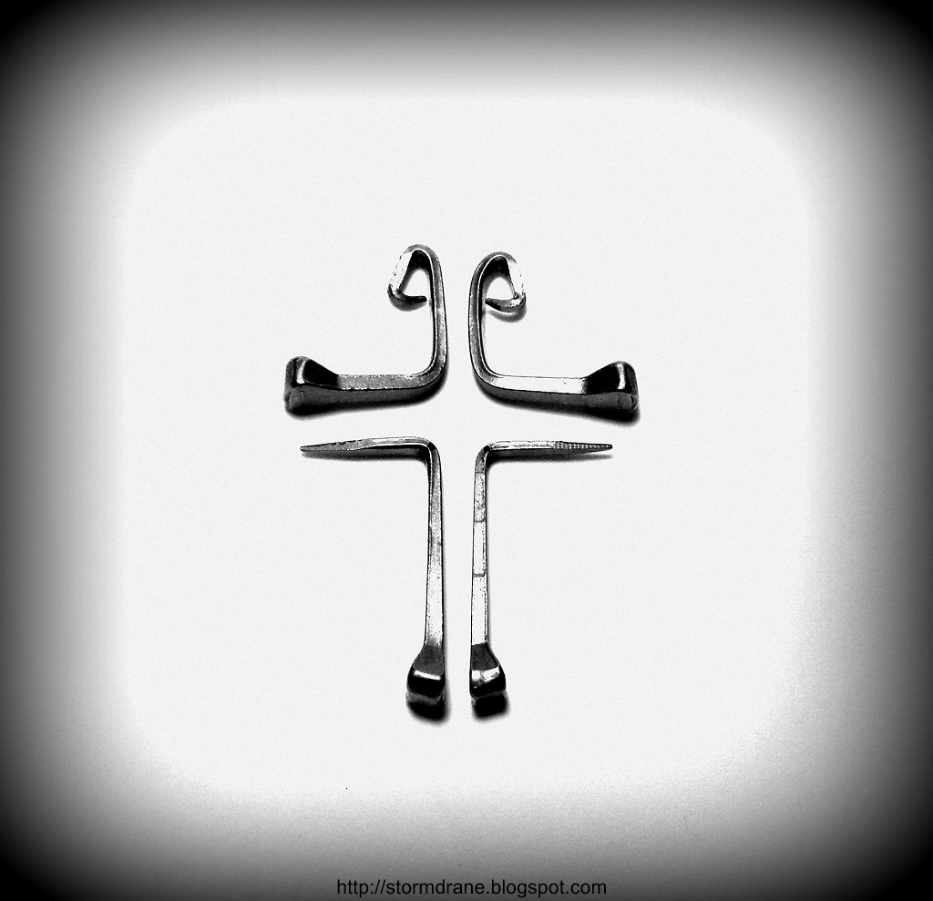 Stormdrane's Blog Paracord and a horseshoe nail cross pendant...