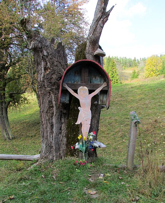 Krzyż z postacią Chrystusa wyciętą z blachy.