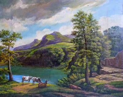 Paisaje campestre con ganado junto a lago entre montañas