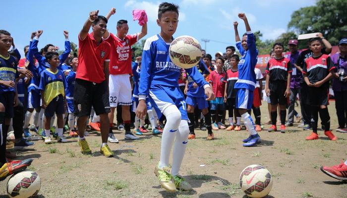 Irfan Bachdim Cs Berbagi Ilmu dengan Fans Bali United