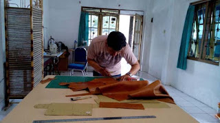 memotong bahan tas messenger memotong bahan tas messenger