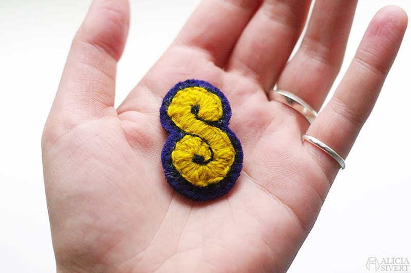 Lussekatt, broderad brosch av Alicia Sivertsson.