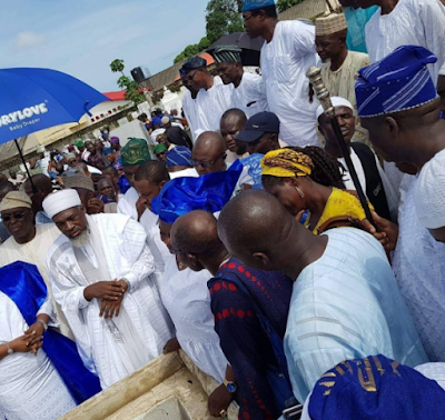 a Photos from the burial of Musiliu Obanikoro's mother