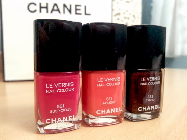 Chanel Le Vernis Nail Colour Suspicious Holiday Taboo Swatch Review