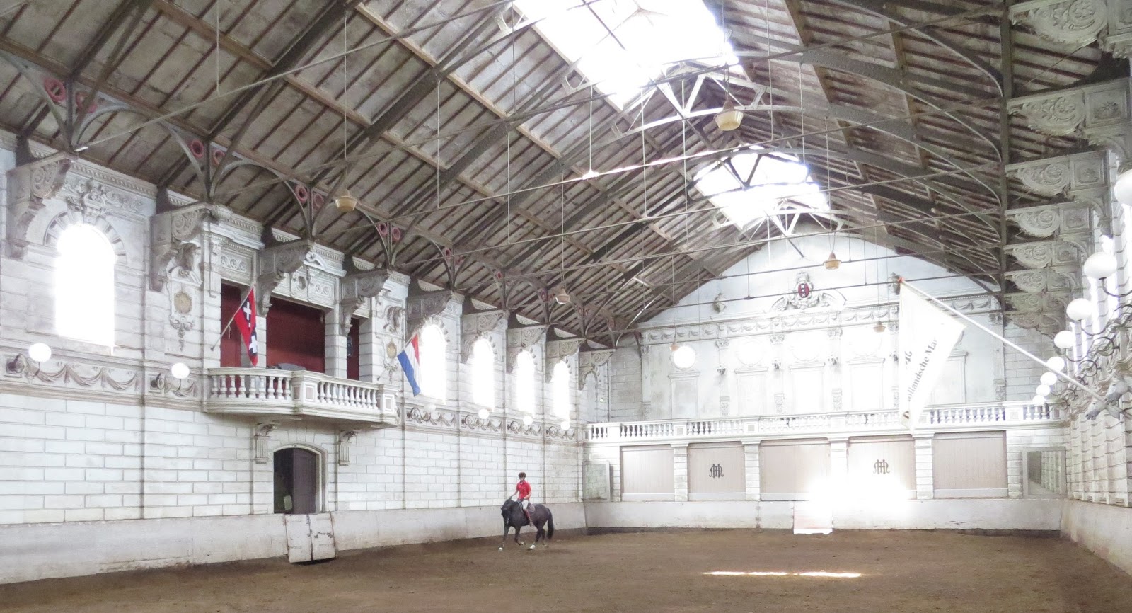 AT THE RAIL WITH NAGS AND WAGS AMSTERDAM'S LIVE HORSE MUSEUM MANEGE
