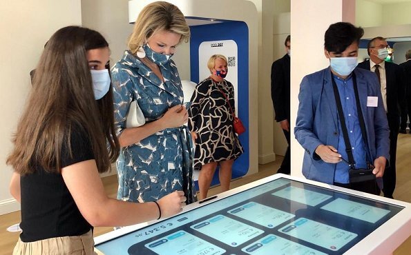 Queen Mathilde wore a blue-green printed shirt dress from Natan. Queen visited Wikifin Lab together with young people. Natan pumps and earrings