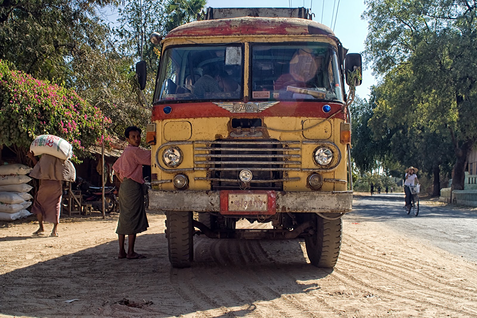 Środek transportu birma,bagan,autobus,ludzie