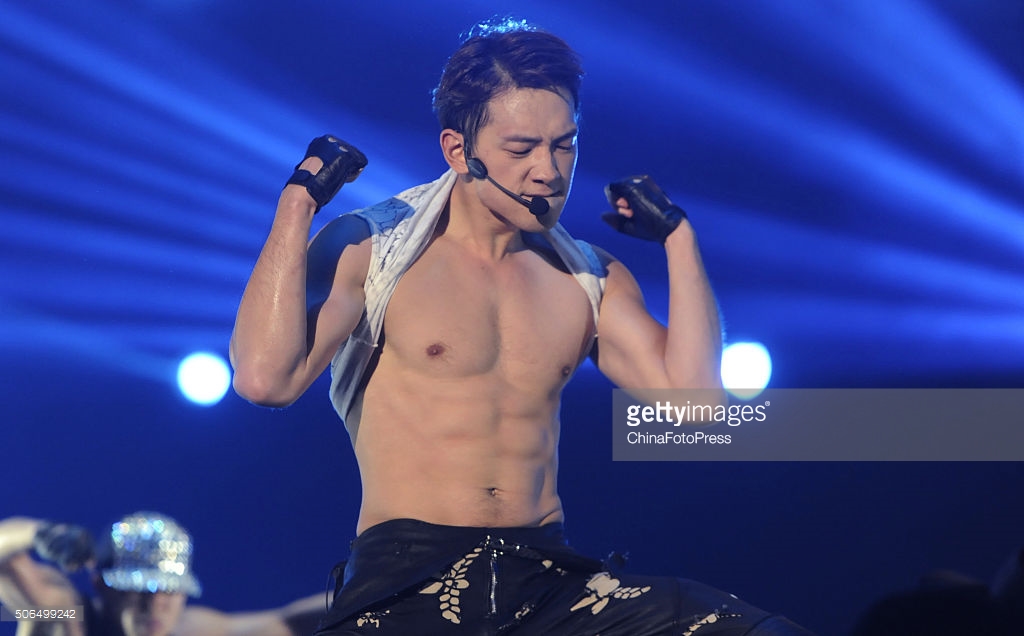 http://4.bp.blogspot.com/-zz6cqRt4mro/VqXRBu6p4zI/AAAAAAABQsw/8GVlcHR8ED4/s1600/south-korean-singer-rain-performs-onstage-during-his-concert-the-picture-id506499242.jpg