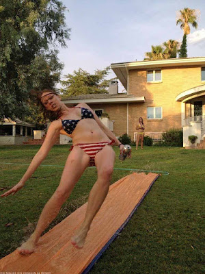 Spaß mit Bier im Sommer - Bikinifrau rutscht aus Spaß mit Bier im Sommer - Bikinifrau rutscht aus
