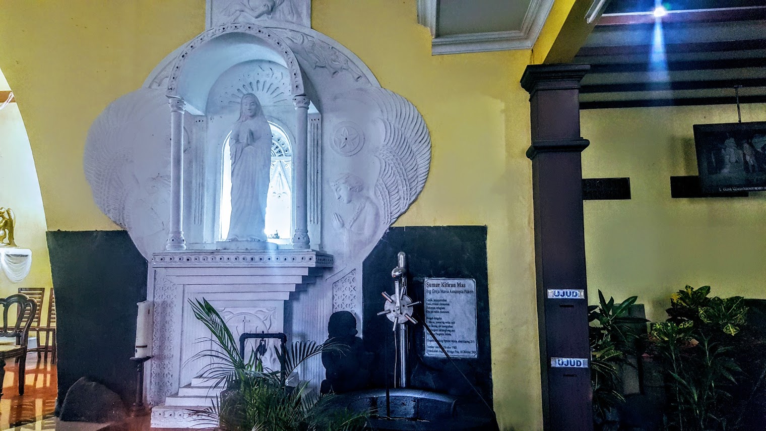 Tempat ziarek umat Nasrani - sumur kitiran mas di gereja Santa Maria Asssumpta, Sleman, DIY