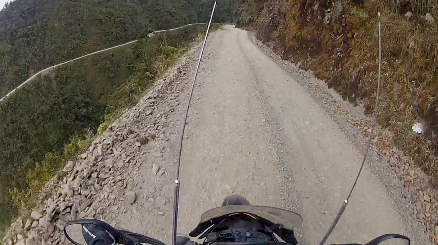 Descida íngreme na estrada da morte. Descida íngreme na estrada da morte.