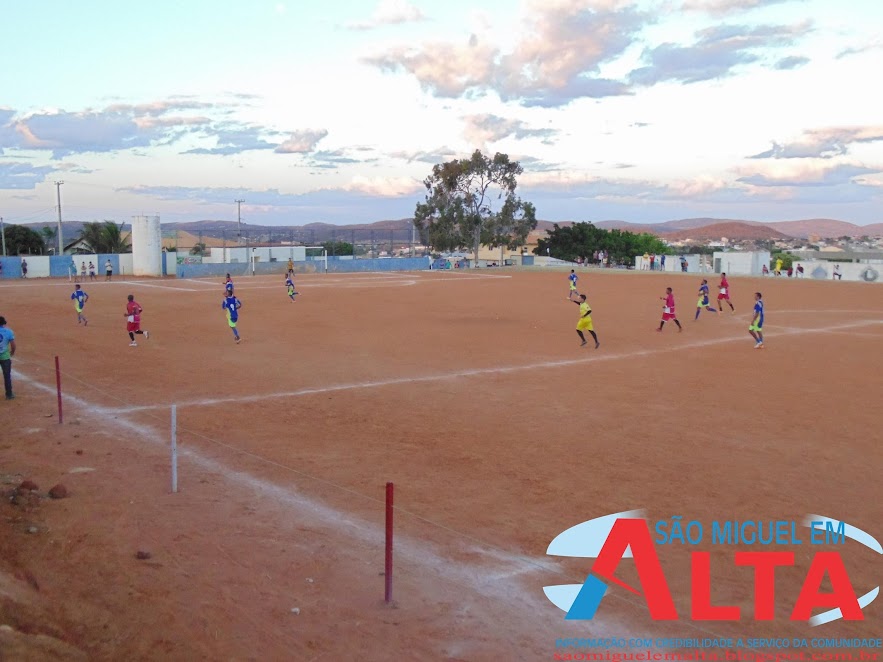 Resultado de imagem para foto do estádio de futebol torquatão em são miguel rn