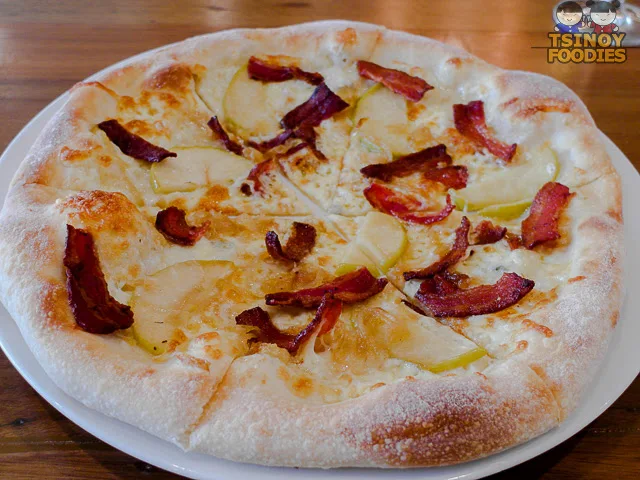 caramelized apple bacon pizza