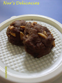 Sesame almond cripsi've adapted the usual recipe that i use here to Nur's Delicacies: Chinese new year cookies