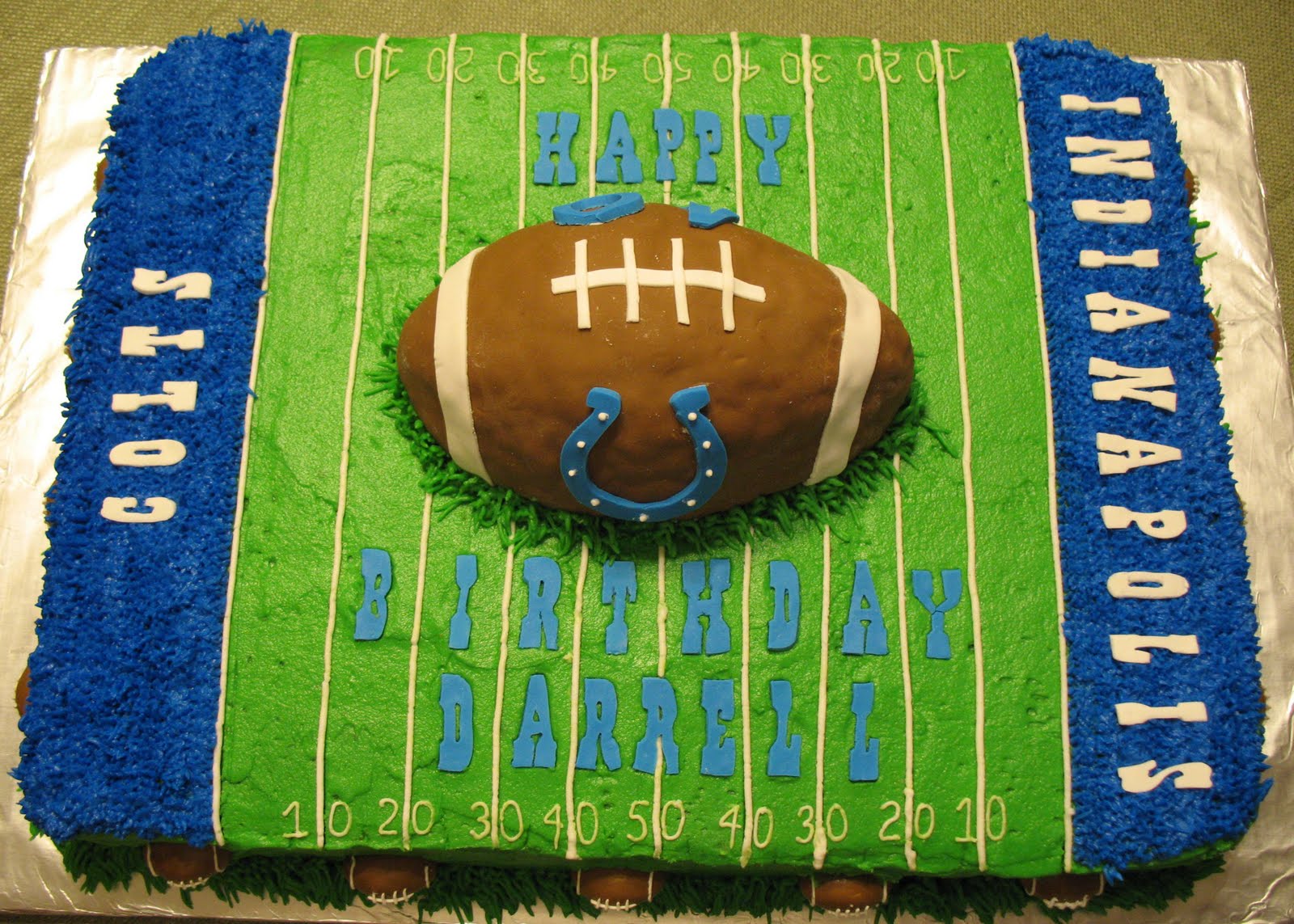 HOW TO DECORATE A FOOTBALL COURT CAKE WITH CHANTILLY