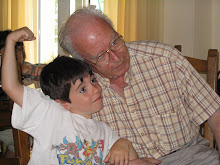 El poeta y unos de sus nietos