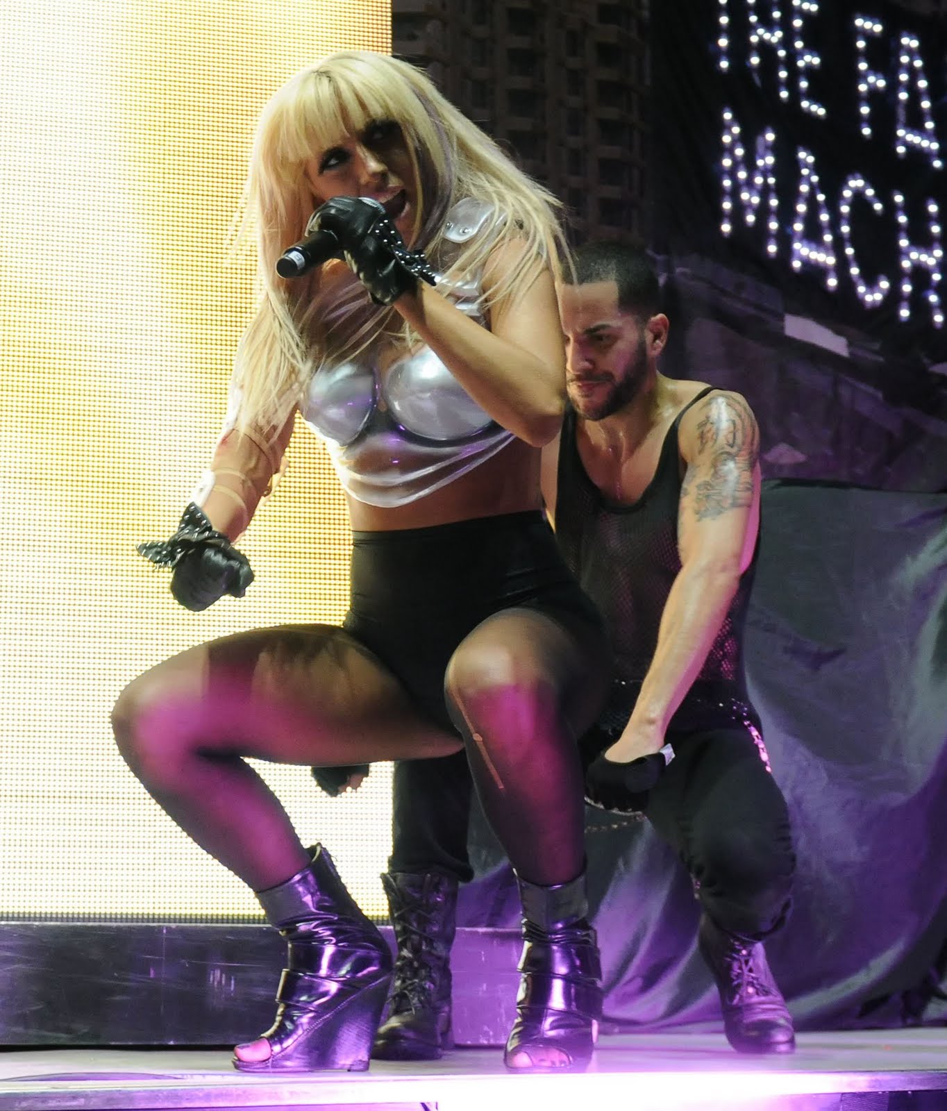 http://4.bp.blogspot.com/_-NbUUS9RLZ4/TA0KSQhvqUI/AAAAAAAABrs/4AeQYR5pZ2o/s1600/51228_Lady_Gaga_performing_live_at_.jpg