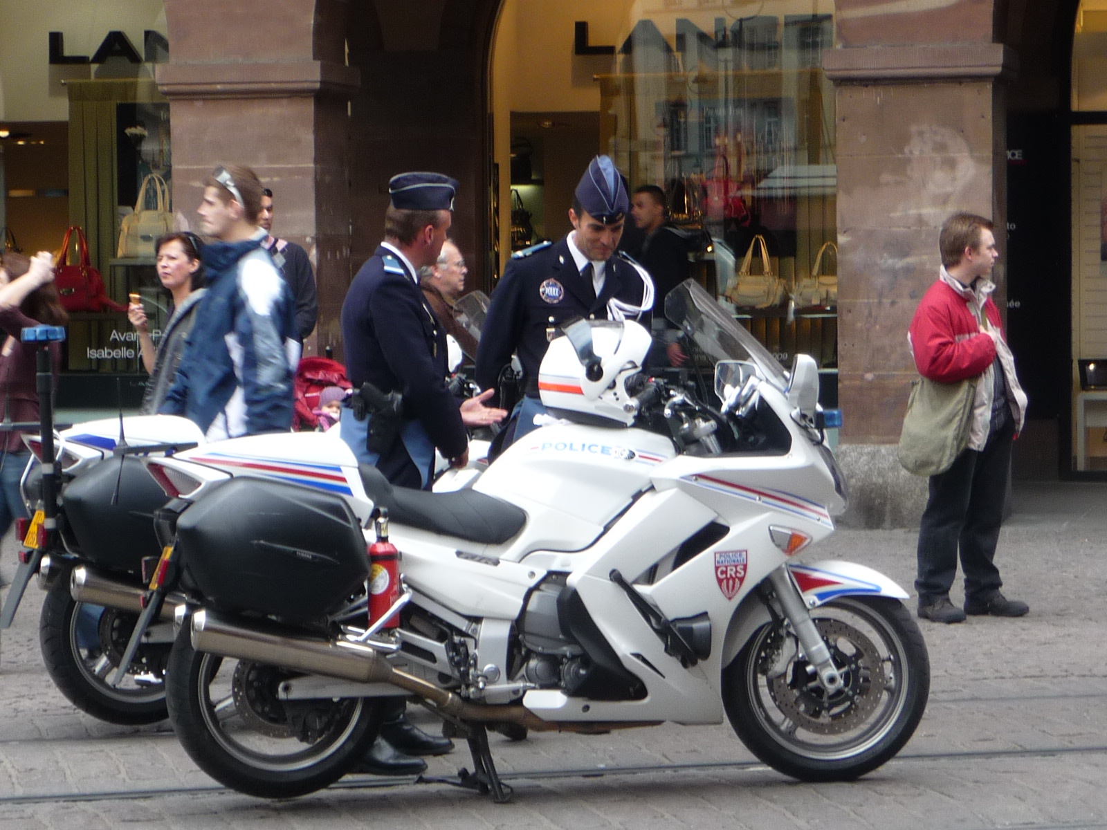 http://4.bp.blogspot.com/_-NpV0kv_j3k/SdZoOsDx7rI/AAAAAAAACf0/ZZPHrgewftM/s1600/police+otan+strasbourg+moto.JPG