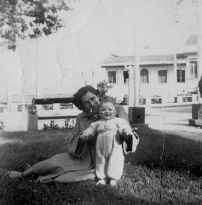 CON MAMA CLEO EN EL PARQUE FUNDADORES EN 1954