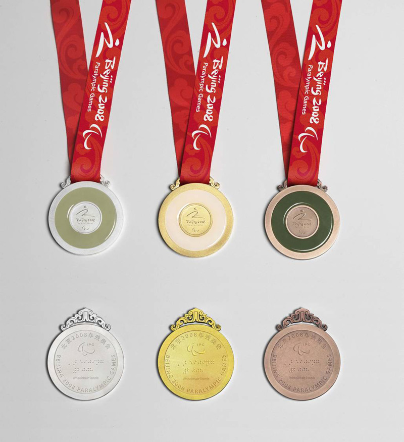 Комплекты наград. Медали Пекин 2008. Паралимпийские игры медали. Пекин 2008 паралимпийская медаль. Олимпийские медали 2008.