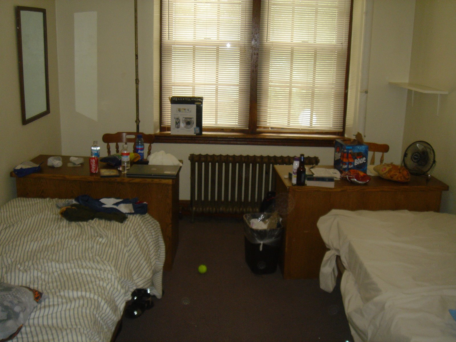 [Bryan+++Dad's+dorm+room.JPG]