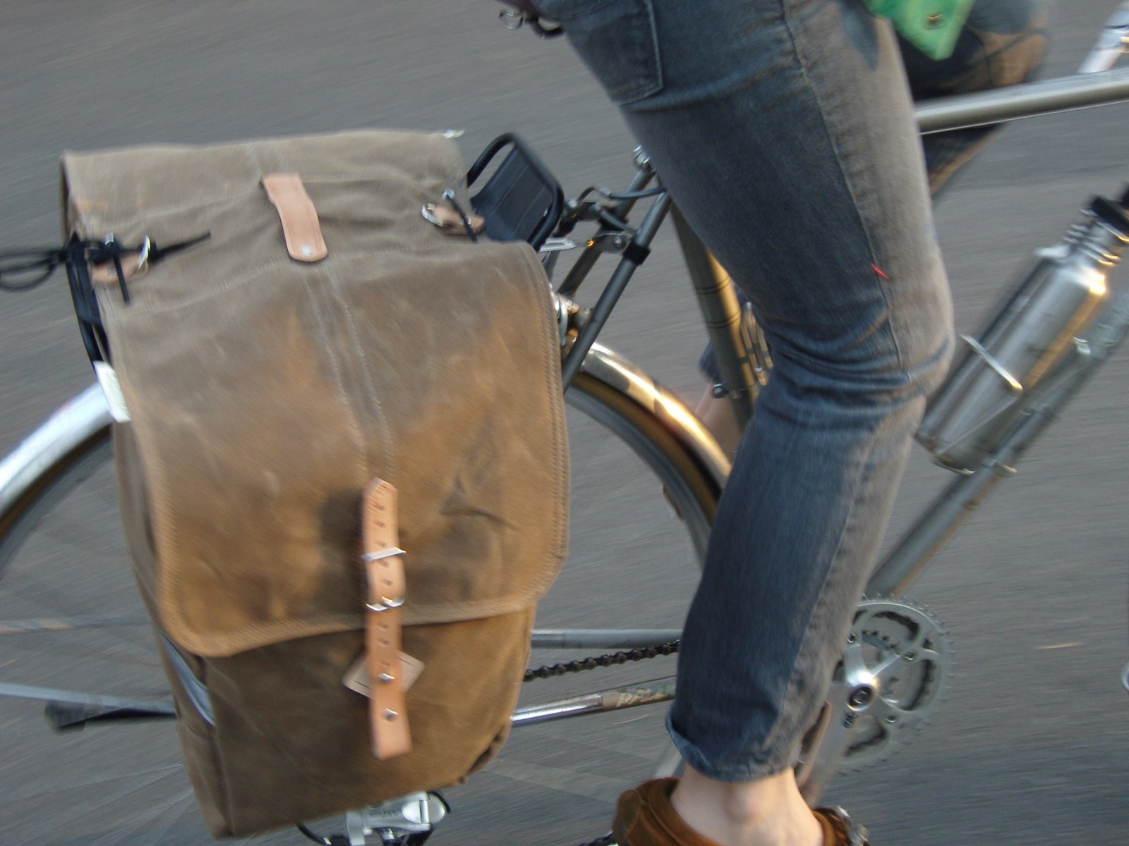 Laplander Bags How our City Panniers attach to your rack