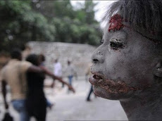 impactante imagen de Haití, una joven salida de entre los escombros con heridas