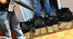 53 ladrillos de cocaína camouflada en piso tipo parqué