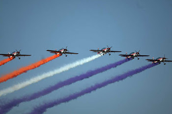 aviones a hélice sobrevuelan Santiago dibujando la bandera en la gran parada militar