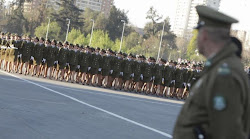 un batallón de mujeres del ejército chileno en filas de 26 en línea desfiló