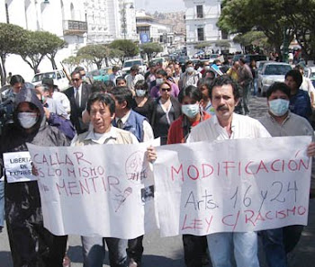 por lo ancho y largo de Bolivia los periodistas salieron a las calles para protestar