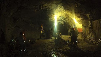 impresionante foto del interior de la mina San José de donde salieros los 33