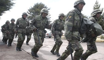 soldados desfilaron en las ciudades de Bolivia con motivo de los 200 años de la fundación de las FA
