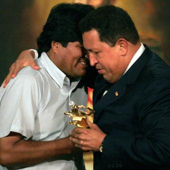 con qué familiaridad abraza Chávez a su discípulo Evo al entregarle una espada