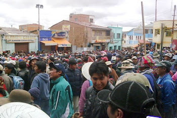 cerca de 15 mil sitiaron Llallagua y asaltaron 35 almacenes de la calle Linares