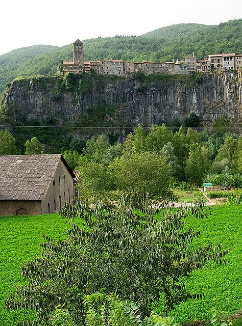 Castellfollit de la Roca: An 'explosive' village where you need a