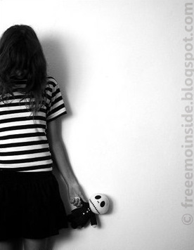 [emo-girl-standing-pose.jpg]