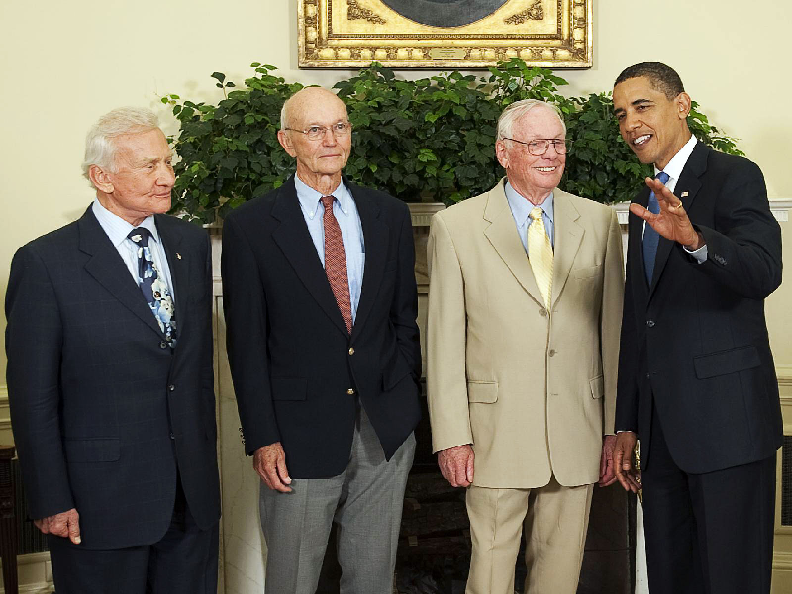 http://4.bp.blogspot.com/_04kZGR_ltmE/S8dbfSAZhyI/AAAAAAAAHDI/odh5Wj-ZHwQ/s1600/President-Obama-with-Apollo-11-Crew.jpg