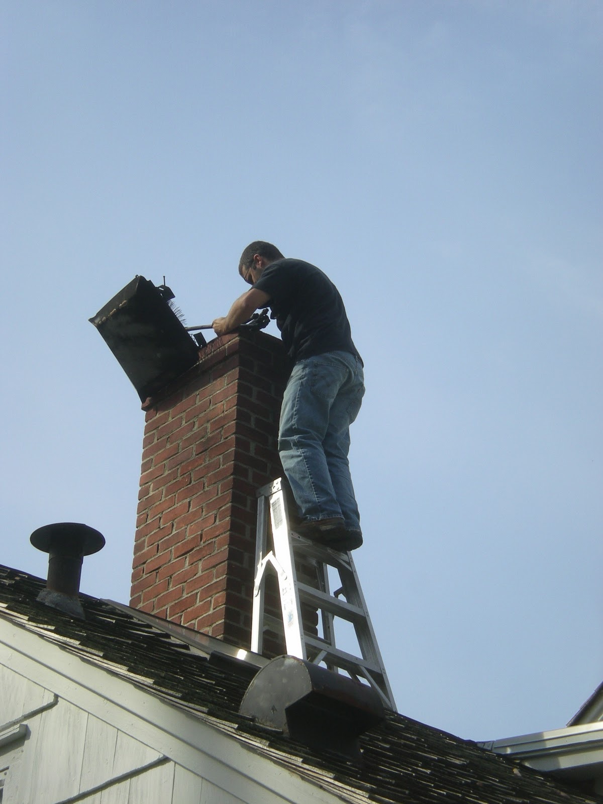 Чистка трубы дымохода. Как почистить кирпичный дымоход. Прочистка труб печных в частном доме. Прочистка печных труб в частном доме дымохода. Как почистить кирпичный дымоход.