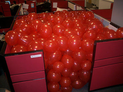 pegadinha escritório brincadeira trabalho balões